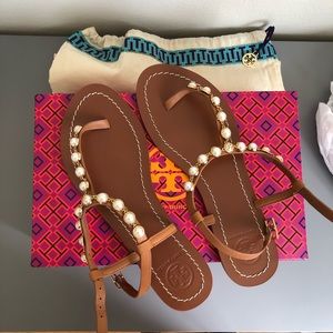 NWT Tory Burch Emmy Pearls Thong sandals in Tan leather